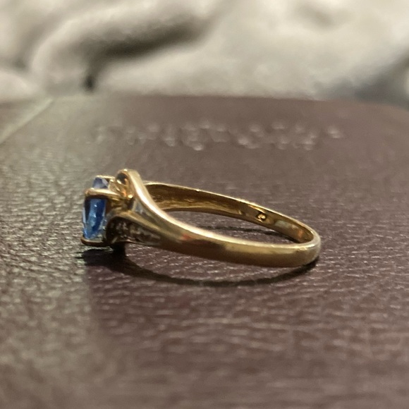Vintage Blue Ice Trillion Cut Ring 10kt Solid Yellow Gold, Size 6 - Picture 2 of 5